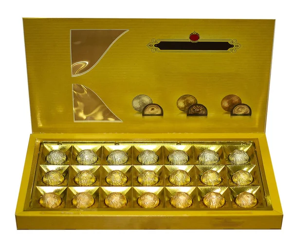 ゴールデンチョコレートの正方形の箱を開けて多くのお菓子。良い贈り物だ — ストック写真