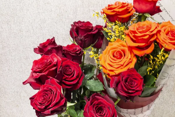 Dois buquês de junção para um buquê de rosas vermelhas e rosa . — Fotografia de Stock