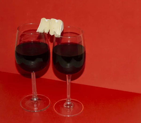 Dois Copos Com Vinho Tinto Queijo — Fotografia de Stock