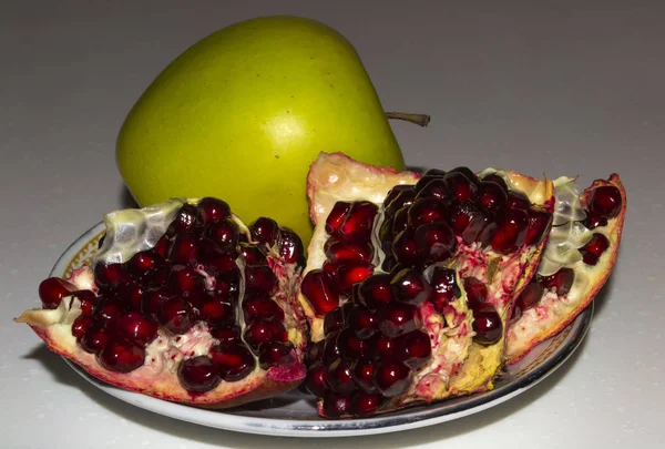 One apple and one pomegranate — 스톡 사진