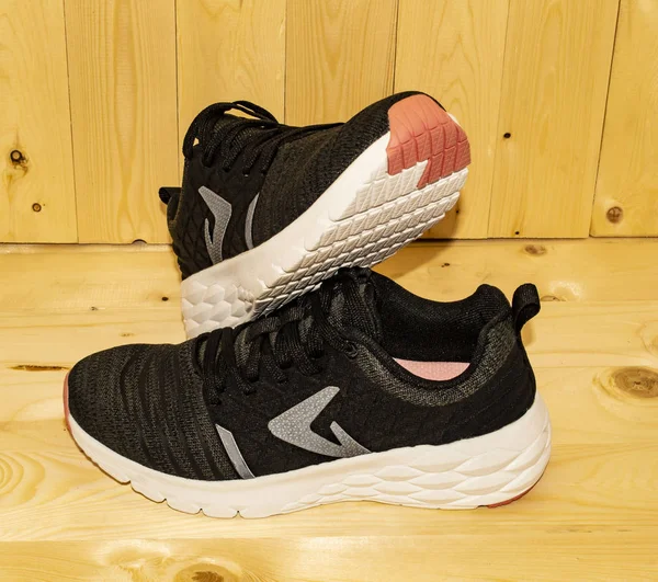 Una vista más de los colores rosados blancos negros de las zapatillas son zapatos — Foto de Stock