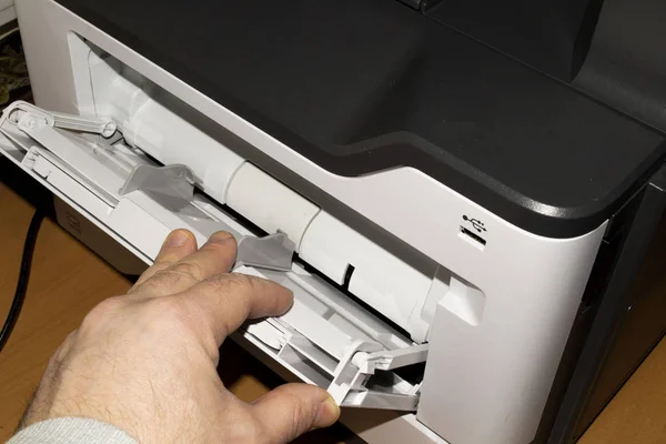 Een persoon of zakenman gebruikt multifunctionele printer op kantoor f — Stockfoto