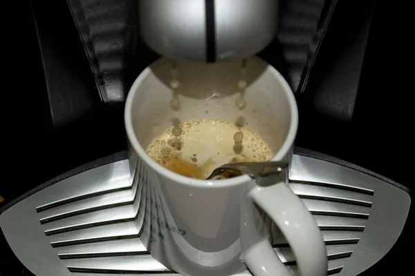 Het gieten van lekkere koffie in cop — Stockfoto