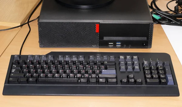 Modern sistem bloğu ve klavyesi. 2020 'deki bilgisayar. — Stok fotoğraf