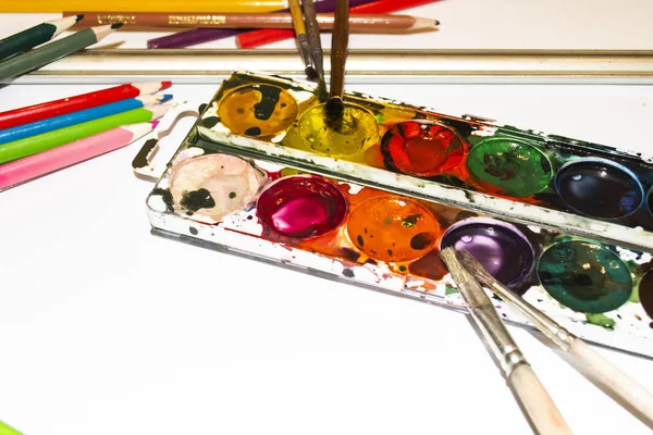 Štětce a barevná tužka. Tvorba procesu akvarelové bolesti — Stock fotografie