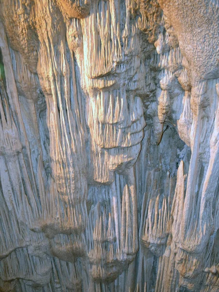 Pemandangan luar biasa stalaktit jauh di bumi — Stok Foto
