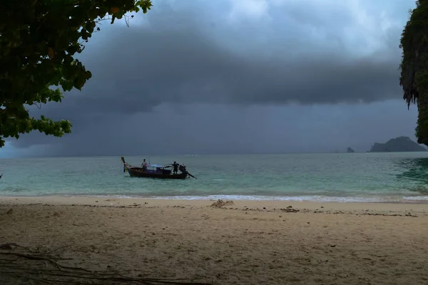 Σκοτεινό ουρανό πριν από τον άνεμο και τη βροχή στην Ταϊλάνδη Krabi — Φωτογραφία Αρχείου