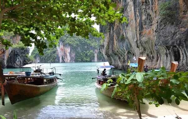 Další dobrý obrázek atraktivní laguny s thajskými čluny — Stock fotografie