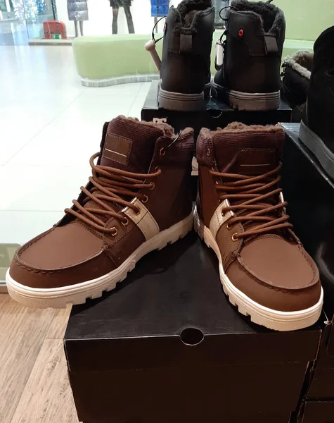 Zapatos nuevos en una caja. Un par de zapatos nuevos de marca marrón en un zapato bo — Foto de Stock