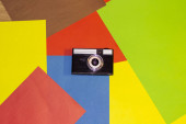 pěkný pohled na vintage film fotoaparát na barevném pozadí, barva 
