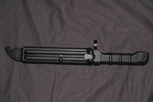 Vista superior da baioneta militar tática para um rifle de assalto de th — Fotografia de Stock