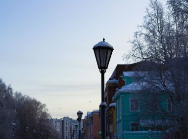 Caddedeki eski klasik sokak lambasının donmuş manzarası