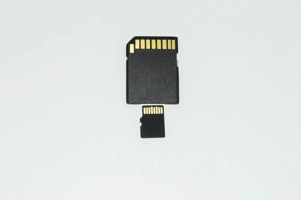 Vista superior do cartão micro sd e adaptador no fundo branco — Fotografia de Stock