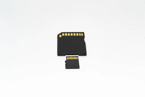 Vista lateral do cartão micro sd e adaptador no fundo branco — Fotografia de Stock