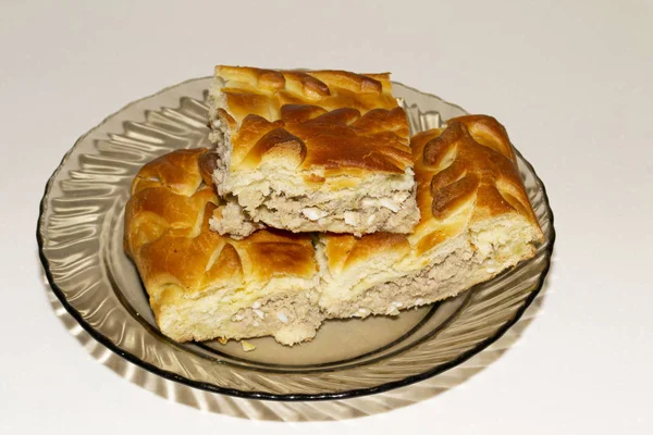 Сільський м'ясний пиріг в тарілці на білому столі — стокове фото
