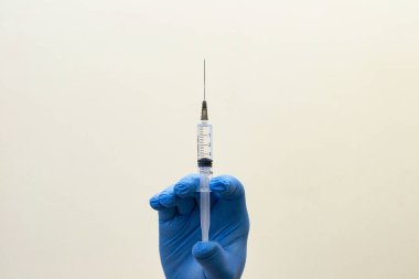 Doktor holding şırınga enjeksiyon ile