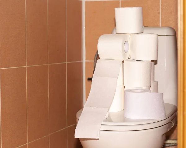 Rolos de vaso sanitário no banheiro — Fotografia de Stock