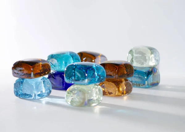 Vista lateral de mini torres de seixos transparentes multicoloridos i — Fotografia de Stock