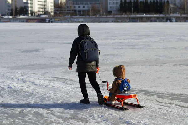 Mujer Caminando Con Hijo Cruce Peatonal Sobre Río Congelado Rusia — Foto de Stock