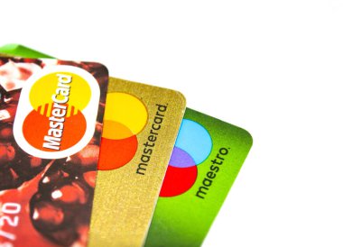 Beyaz arkaplanda şifreli banka kartları maetstro ve ana kart