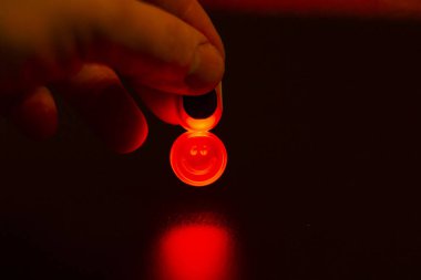 Gülümseme şeklinde kırmızı fener anahtarlığı. Karanlıkta kıpkırmızı parlar