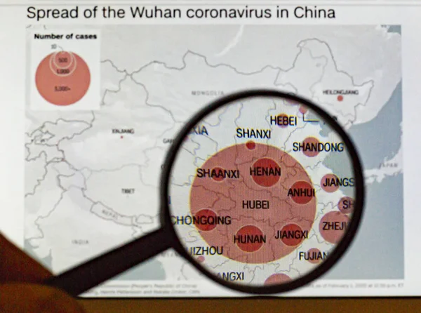 Використовуючи Збільшувальне Скло Можна Побачити Фокуси Короновірусу Китаї — стокове фото