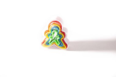 Erkek şeklinde kurabiyeler için çok renkli plastik kalıplar. Birbirlerine beyaz bir arkaplanda girmişler.