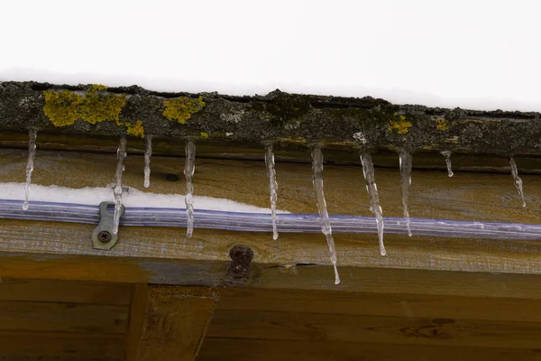Sople Drewnianym Dachu Dach Pokryty Mchem Nadchodzi Wiosna — Zdjęcie stockowe