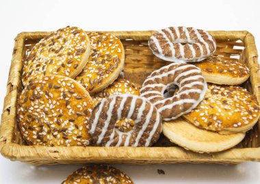 Hasır sepette susam tohumlarıyla pişirmek. beyaz tablo arkaplanı