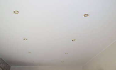 Oturma odasının tavanında lamba var. Güneşli açık bir gün. pencere pervazından görünüm