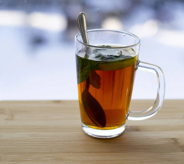 Mañana Vaso Transparente Con Limón Menta Vaso Está Parado Alféizar — Foto de Stock