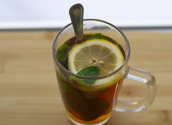 Mañana Vaso Transparente Con Limón Menta Vaso Está Parado Alféizar —  Fotos de Stock