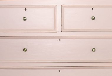 Eski pembe bir çekmecenin ön tarafı. yakın plan.