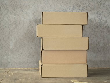 Boş bir odada fotokopi alanı olan karton kutular yığını. metin için yer.