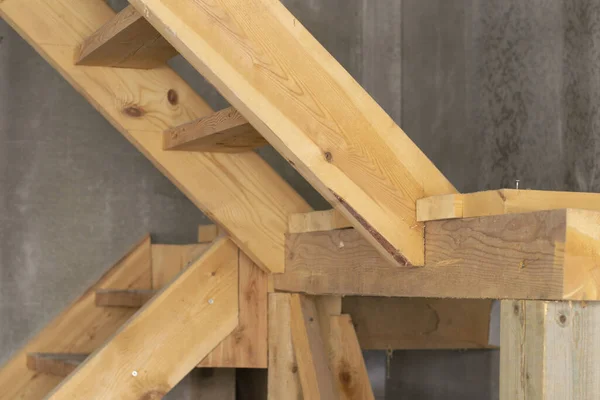 2階にアパートの建設と木製の階段のインテリア サイドビューのクローズアップ — ストック写真