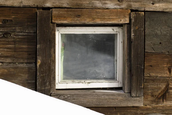 Pequeña Ventana Madera Sobre Fondo Una Vieja Pared Madera — Foto de Stock