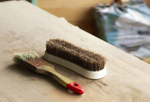 Vieux Pinceau Brosse Vêtements Sur Table Brosse Pressée Avec Métal — Photo