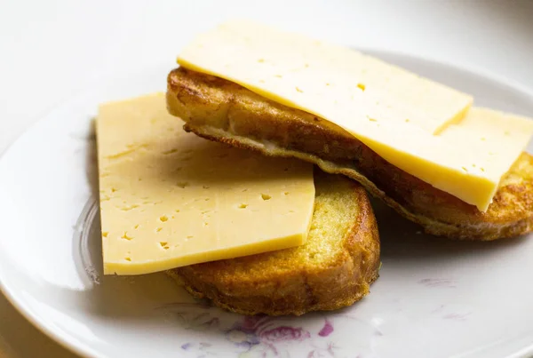 Τηγανητές Φέτες Λευκού Ψωμιού Τυρί Ένα Πιάτο Κοντινή Πλευρική Όψη — Φωτογραφία Αρχείου