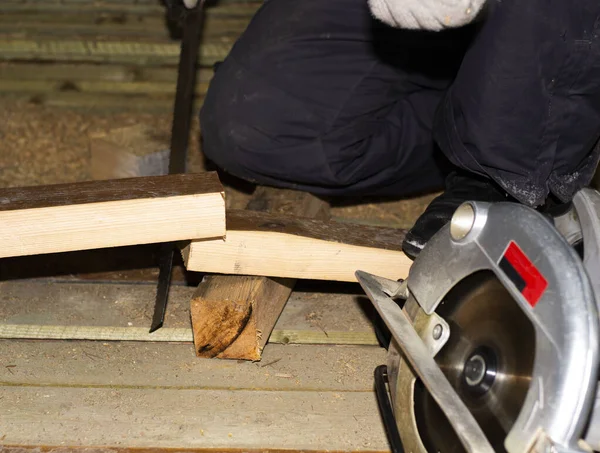 Trabajador Está Aserrando Una Tabla Con Una Sierra Mano Sierra — Foto de Stock