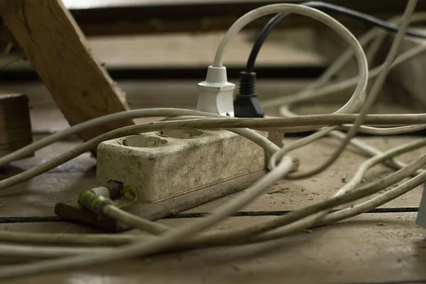 Beyaz Inşaat Çamurunda Bulanık Elektrik Uzatma Kablosu Nşaat Alanı Ahşap — Stok fotoğraf