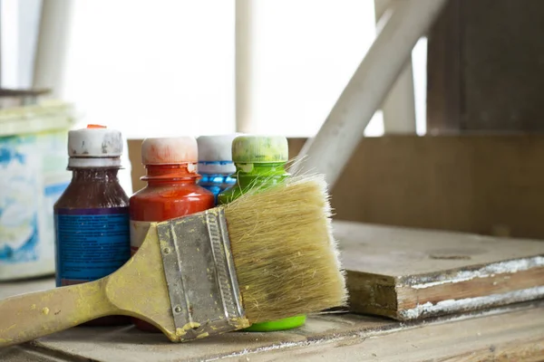 Peinture Teintée Dans Des Pots Verre Côté Pinceau Sur Table — Photo