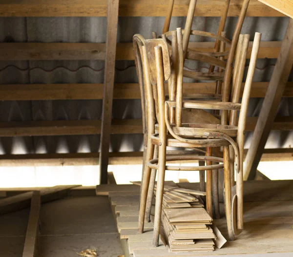 屋根裏のヴィンテージの椅子に太陽の光が降り注ぎます もう一度使われるのを待っている古い椅子 — ストック写真