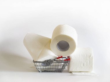 Tüketici paniğinin sembolü olarak alışveriş arabasında üç rulo tuvalet kağıdı. üst görünüm yakın plan. 
