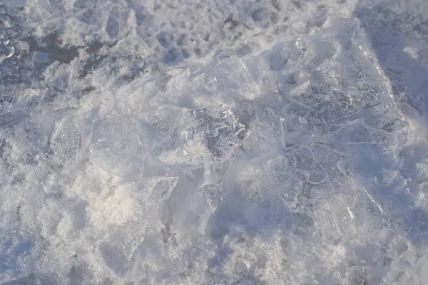 Nahaufnahme Des Hellblauen Frühlingseises Mit Schnee Der Stadt Hintergrund Eingefroren — Stockfoto