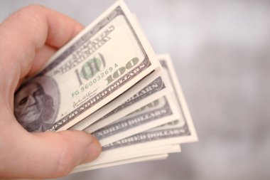 Dolarlar bir adamın elinde. mortgage ücreti gri arkaplan