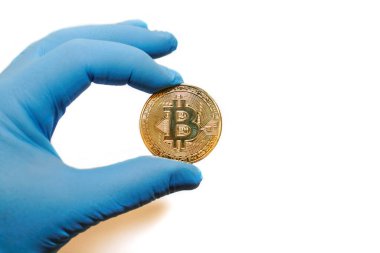 Mavi eldivenli adamın elinde Bitcoin var. Başarılı para birimi konsepti. beyaz arkaplan