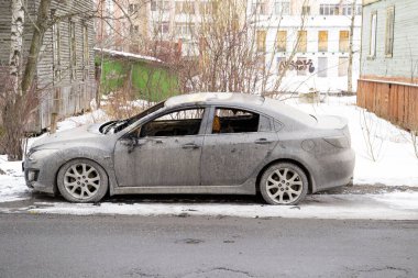 Sokakta yanmış bir araba. Baharın başı. yakın plan