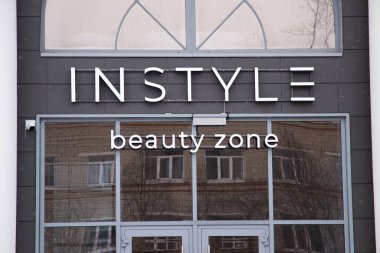 Güzellik salonuna girişi olan bir bina.. 