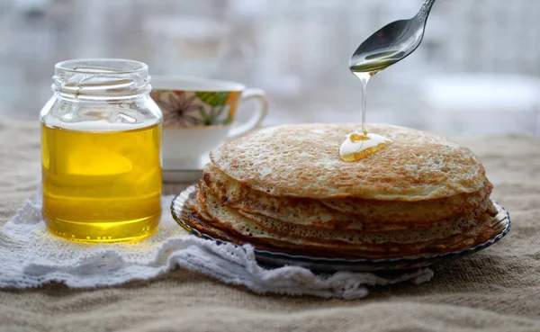 パンケーキと蜂蜜で朝の朝食 幸せな生活の概念 — ストック写真