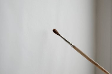 Havada ve beyaz tuvalde fırçala. Boyamaya başlamadan önce